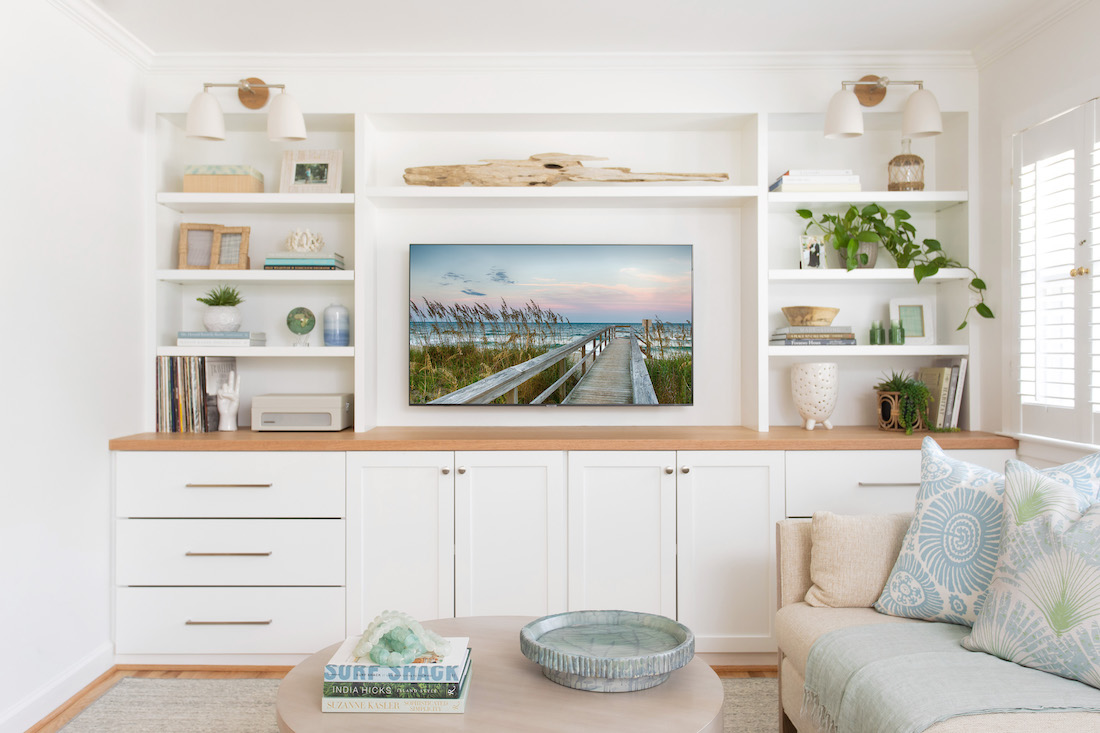 wrightsville-beach-nc-living-room-design-built-in-shelves-mounted-tv