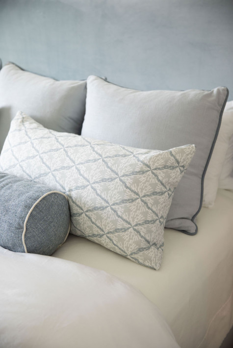 accent-pillows-gray-white-blue-interior-design