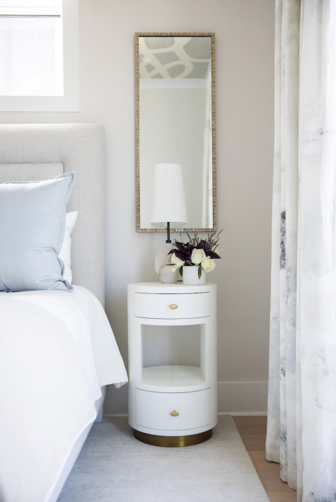 bedroom-nightstand-rectangle-mirror